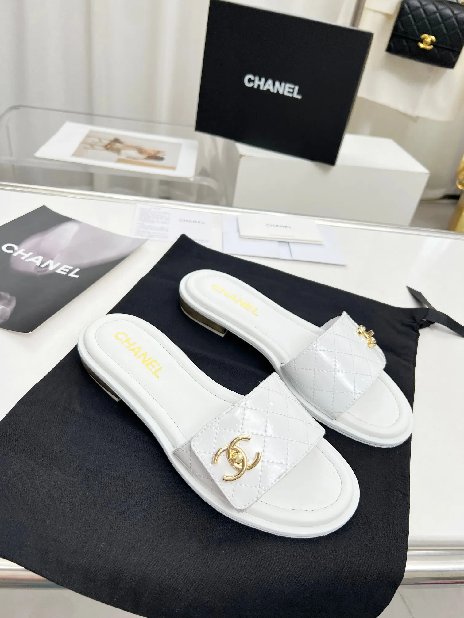 👟👟Ex-factory price 400👟👟 Genuine leather outsole Chanel24👟👟Ex-factory price Chanel 2024 spring and summer new Mier slippers, a summer must-have, goddess series, with the elegant and ladylike temperament of the Chan family, super durable and irresistible. The upper is made of original molded hardware buckles and electric embroidery, and the sheepskin lining is soft and comfortable. 🇮🇹 ▪️Size: 35-41